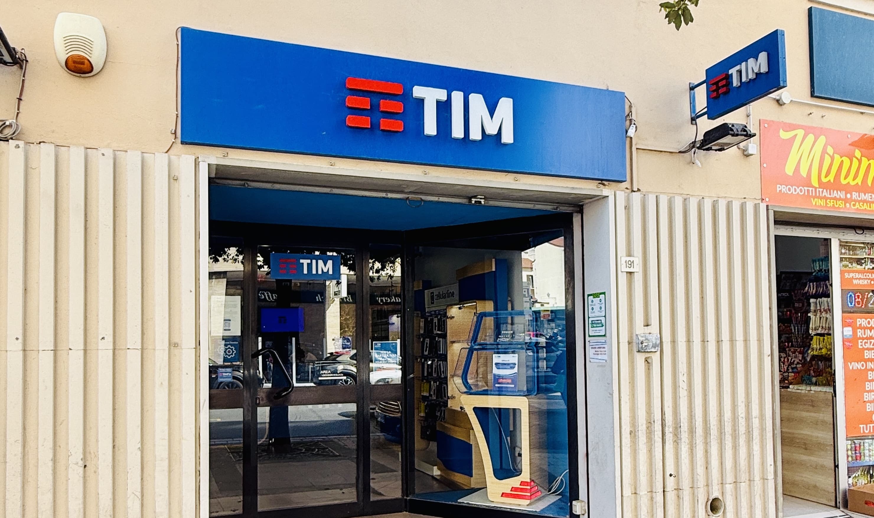 Ingresso del Tim Store di Cecina